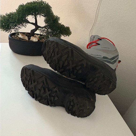 Columbia Boots with Gray and Red Accents like new - Picture 4 of 5